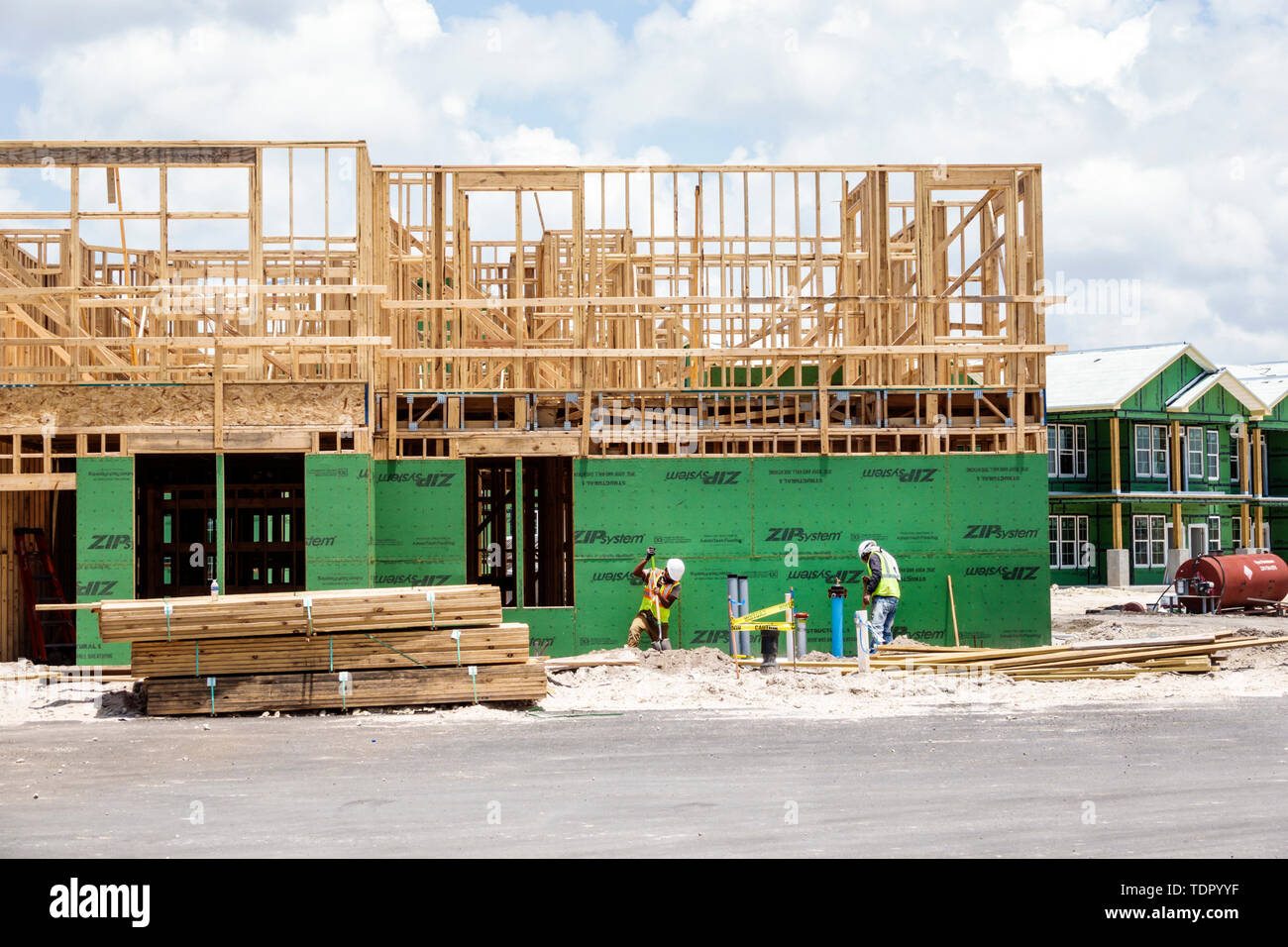 Naples Florida,housing,wood frame under new construction site building builder,man men maschio,laborer,working,FL190512036 Foto Stock