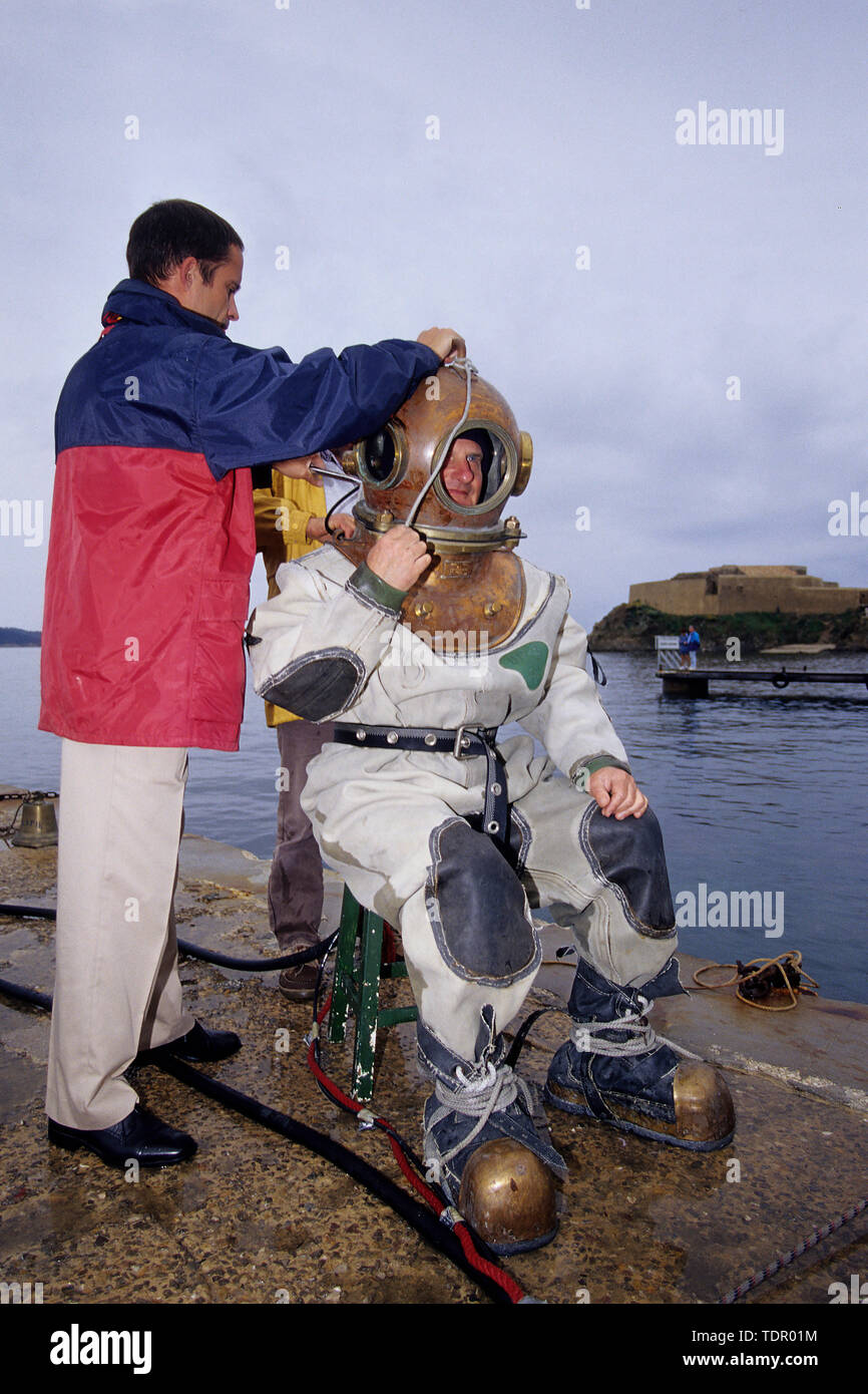 Helmtaucher mit historischer Ausrüstung bei Marsiglia, Frankreich | Casco subacqueo con apparecchiature storiche a Marsiglia, Francia Foto Stock