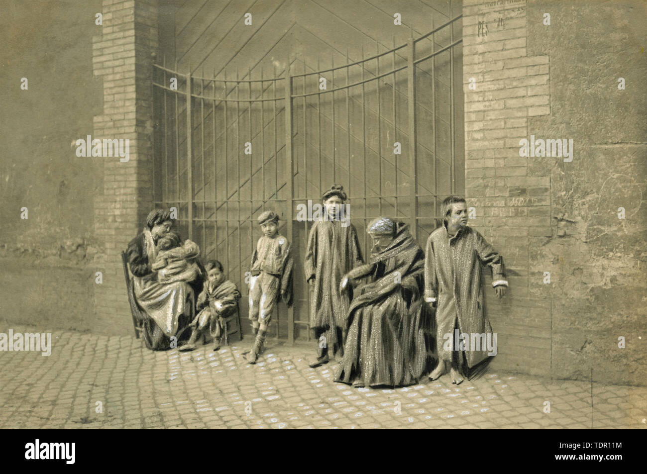 Di famiglia povera in strada, Roma, Italia 1890 Foto Stock