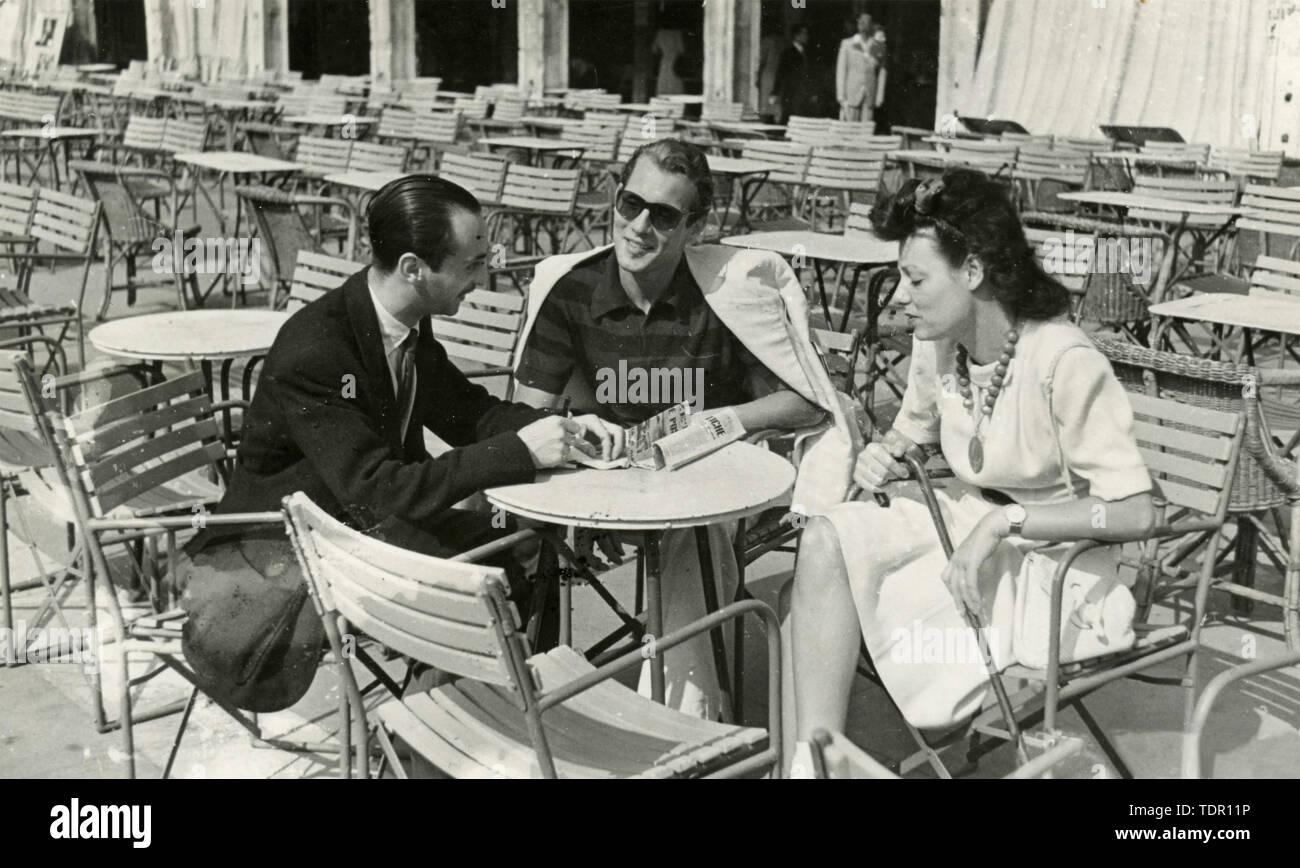Attori italiani Piero Lulli e Laura Redi con il Cine illustrato correspondent Ramazzotti, Torino, Italia degli anni sessanta Foto Stock