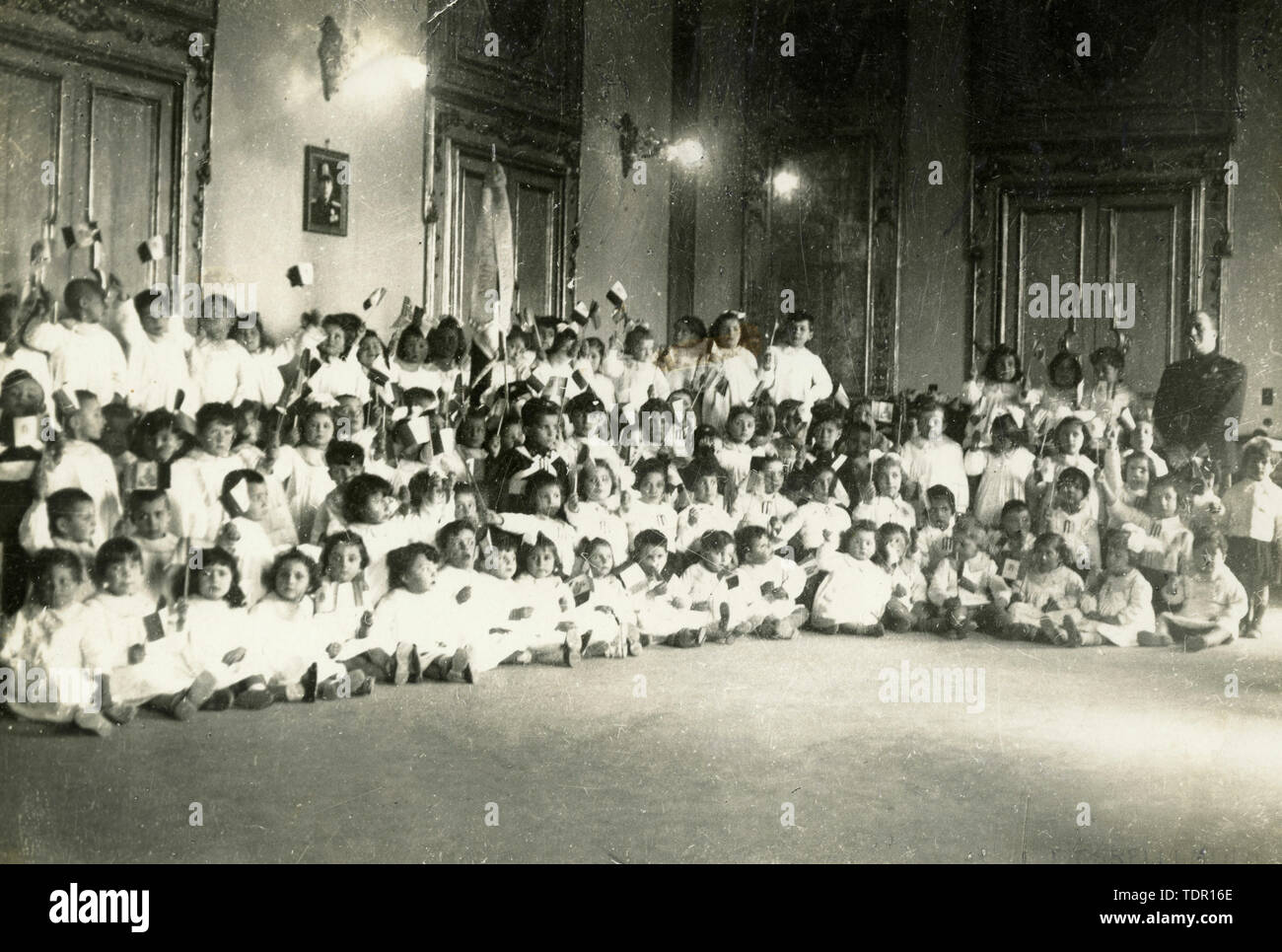 I bambini vestiti simili durante il fascismo, Italia 1920s Foto Stock