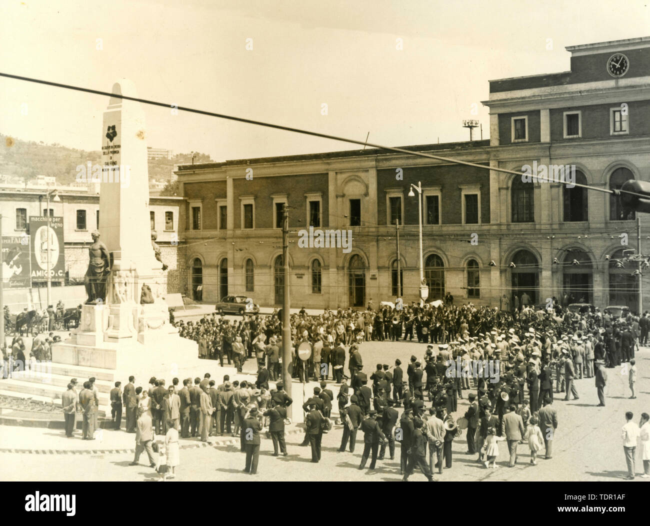 Banda Militare in Piazza Vittorio Veneto, Salerno, Italia degli anni cinquanta Foto Stock