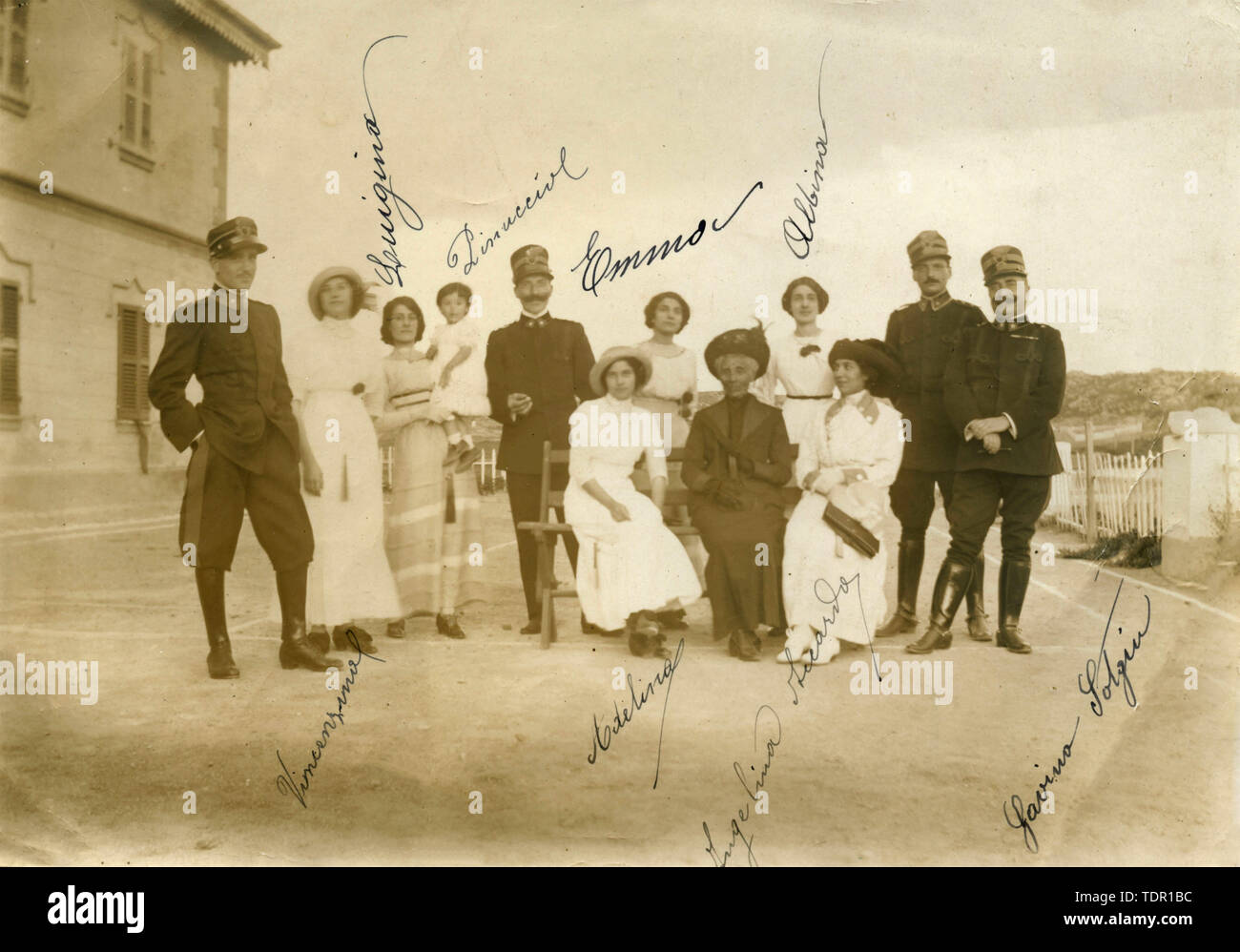 Ritratto di una famiglia al di fuori, Italia 1890 Foto Stock