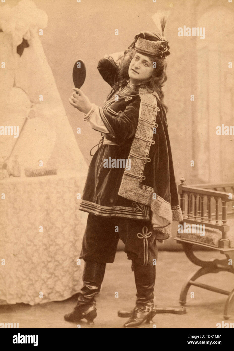 La donna che mostra una medicazione outfit, 1890s Foto Stock