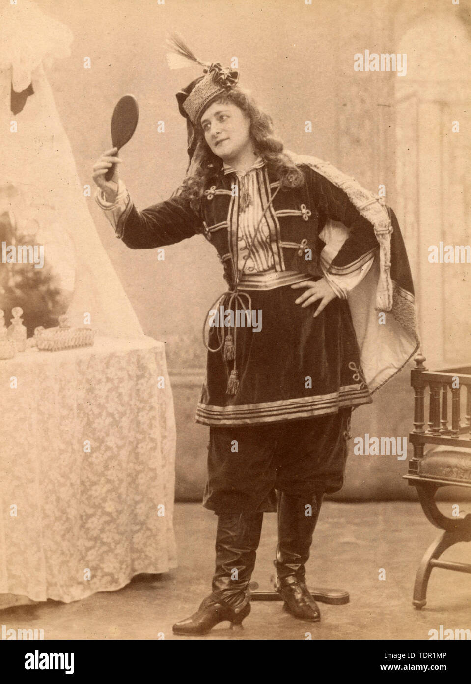 La donna che mostra una medicazione outfit, 1890s Foto Stock