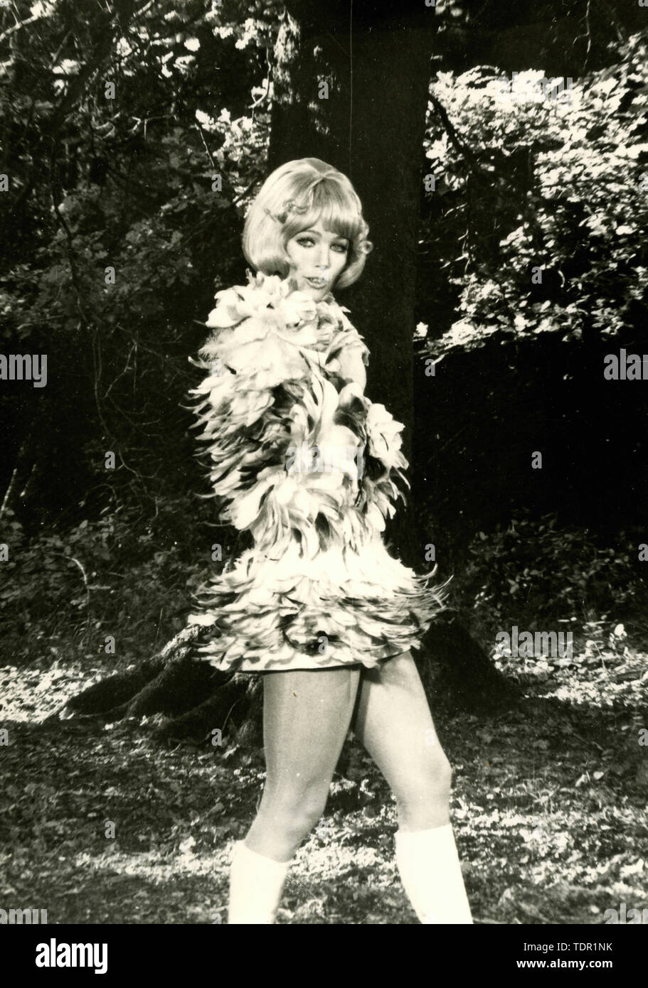 Attrice tedesca Solvi Stubing indossando un abito piumato, Italia degli anni settanta Foto Stock