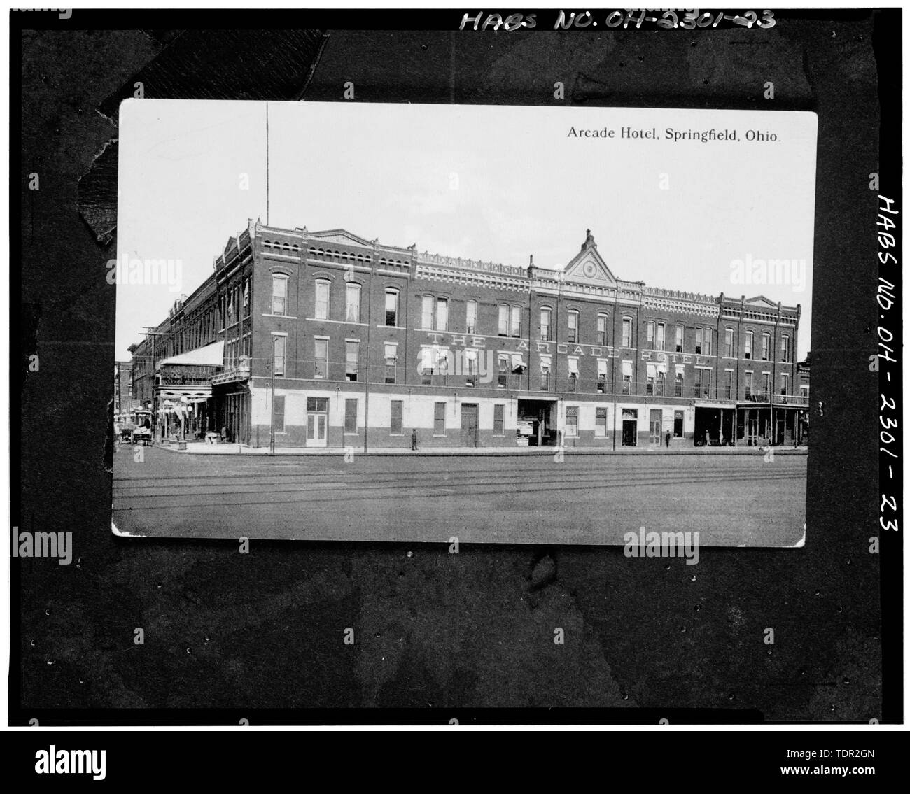 Fotografia di Cartolina (dal Clark County Historical Society, Springfield, Ohio, data 12-10-1923) HOTEL ARCADE, vista nord, facciata sud. - Arcade Hotel Fontana, Avenue, delimitata da alte e strade di Washington, Springfield, contea di Clark, OH Foto Stock
