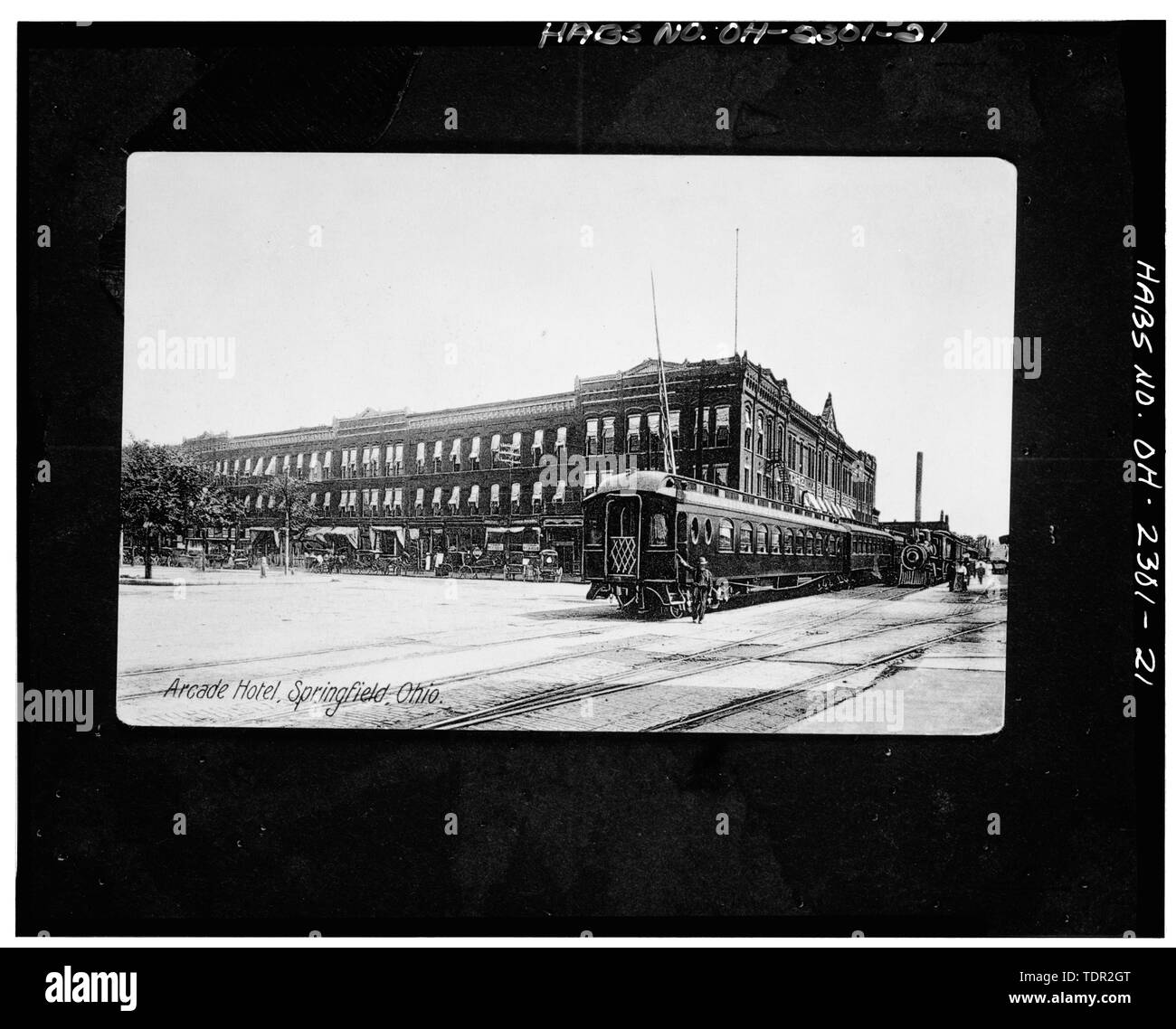 Fotografia di Cartolina (dal Clark County Historical Society, Springfield, Ohio, no data) HOTEL ARCADE, vista nord-est, sud e ovest facciate. - Arcade Hotel Fontana, Avenue, delimitata da alte e strade di Washington, Springfield, contea di Clark, OH Foto Stock