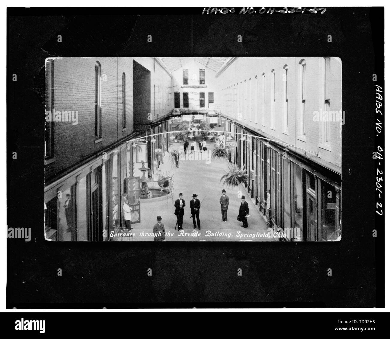 Fotografia di Cartolina (dal Clark County Historical Society, Springfield, Ohio, farà fede il timbro postale 3-18-1910) ingresso attraverso l'edificio arcade, vista nord DEGLI INTERNI - Arcade Hotel Fontana, Avenue, delimitata da alte e strade di Washington, Springfield, contea di Clark, OH Foto Stock