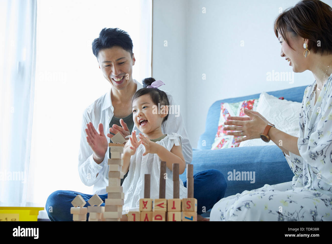 Famiglia giapponese a casa Foto Stock