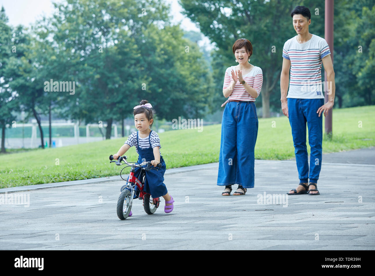 Famiglia giapponese in un parco della città Foto Stock