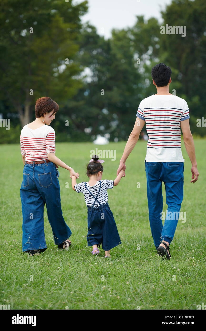 Famiglia giapponese in un parco della città Foto Stock