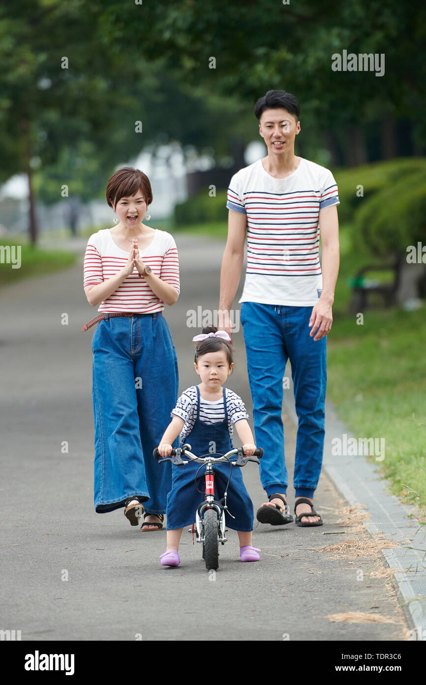 Famiglia giapponese in un parco della città Foto Stock