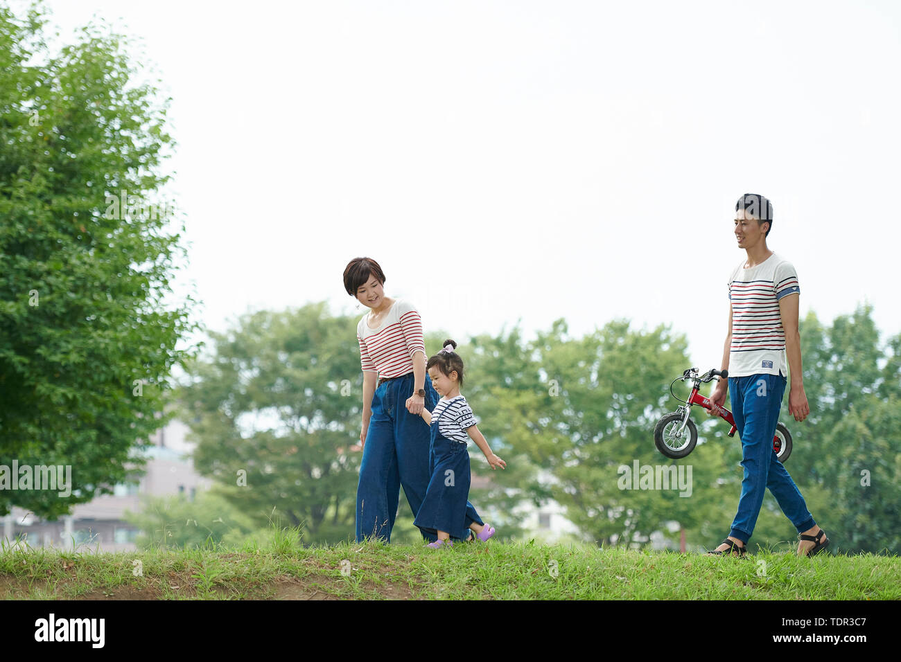 Famiglia giapponese in un parco della città Foto Stock