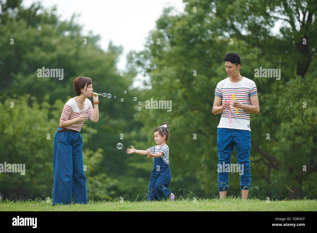 Famiglia giapponese in un parco della città Foto Stock