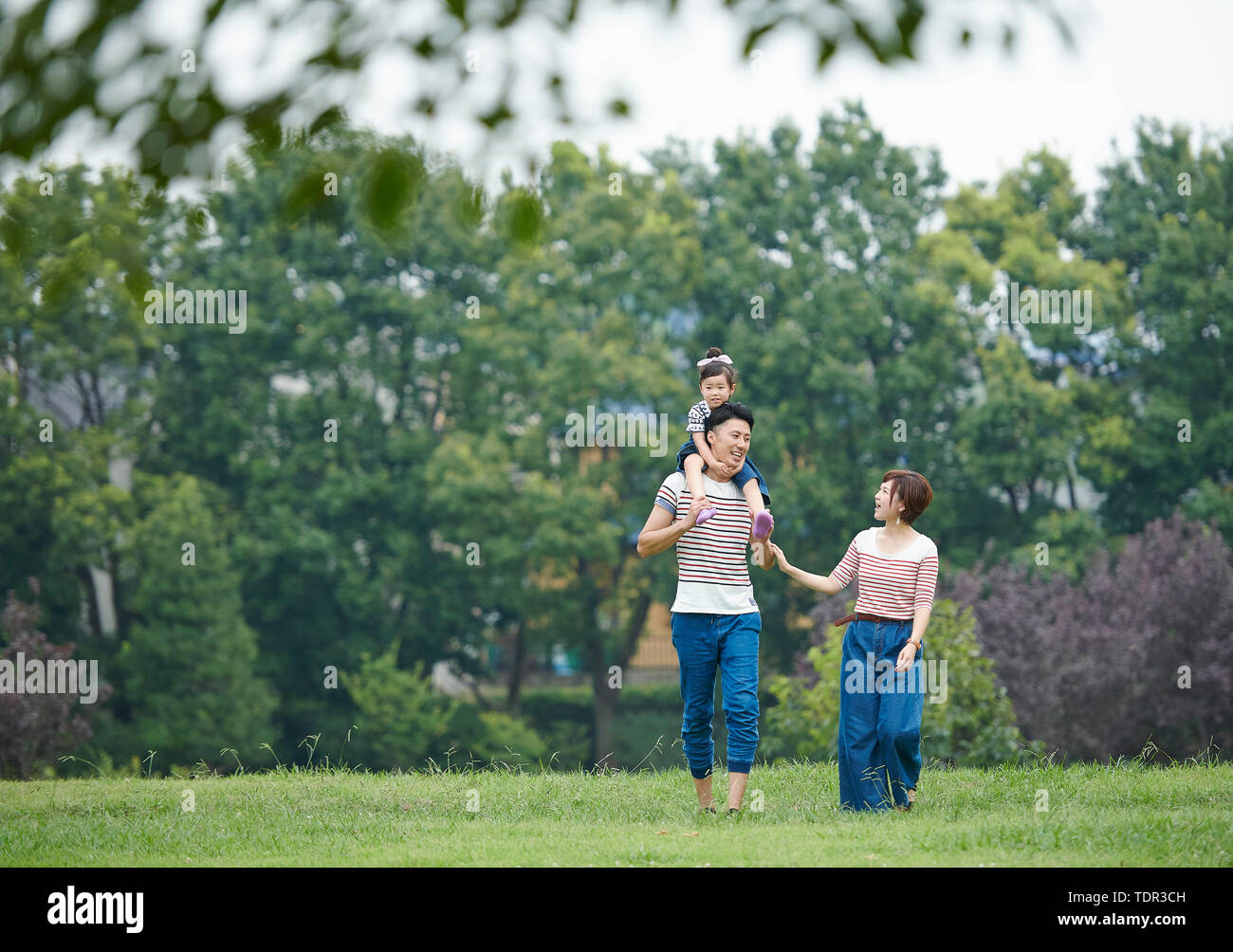 Famiglia giapponese in un parco della città Foto Stock