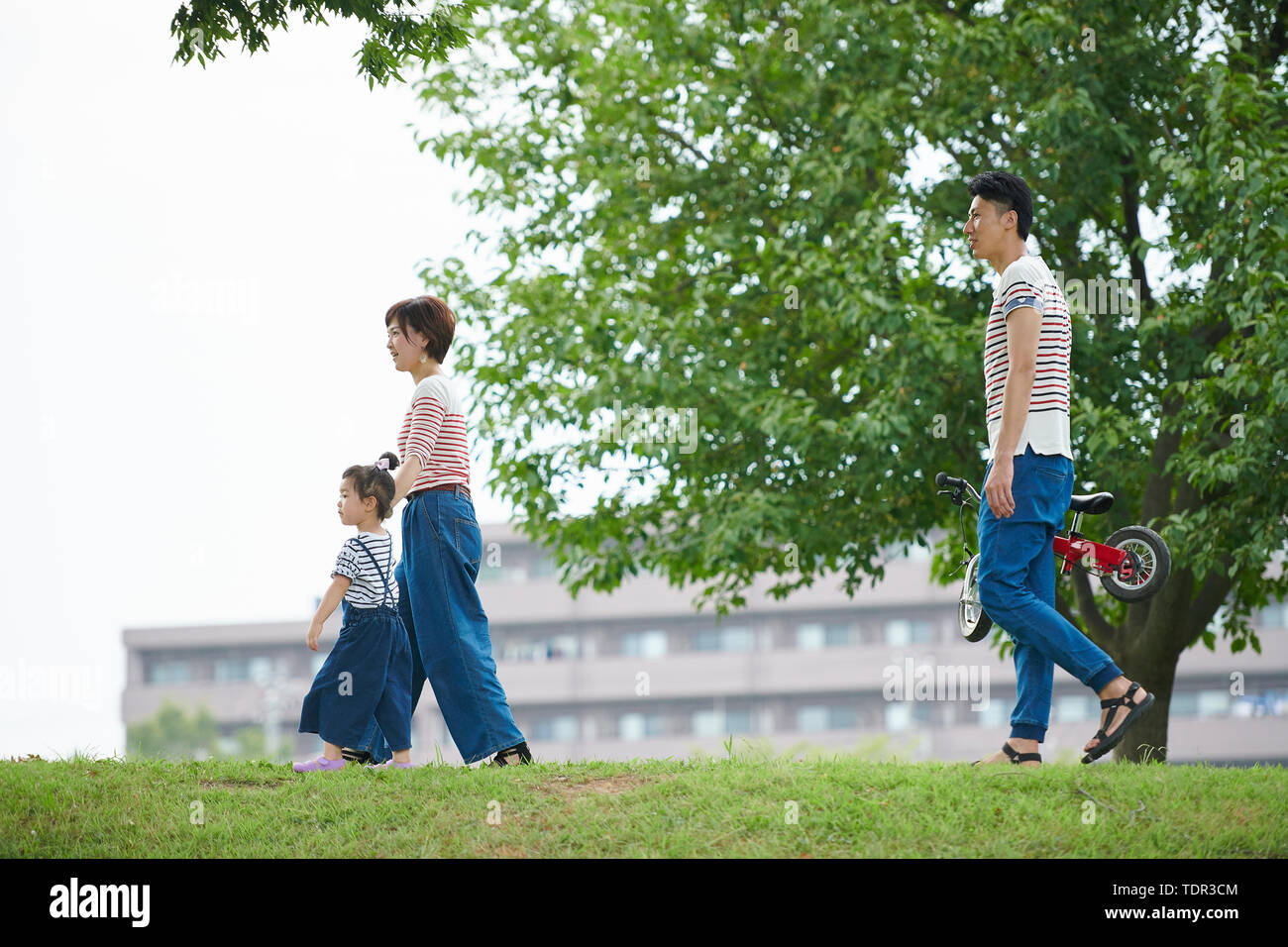 Famiglia giapponese in un parco della città Foto Stock