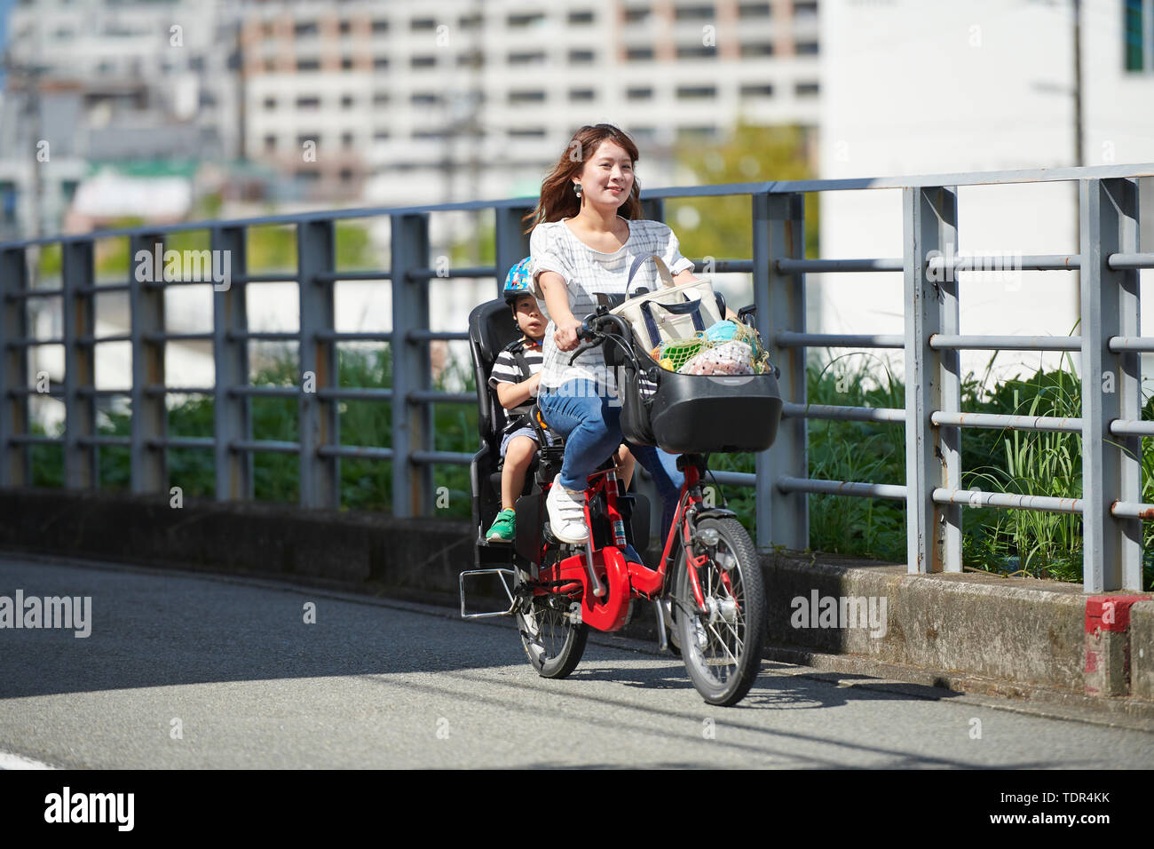 Giapponese madre e bambino in sella a una moto Foto Stock