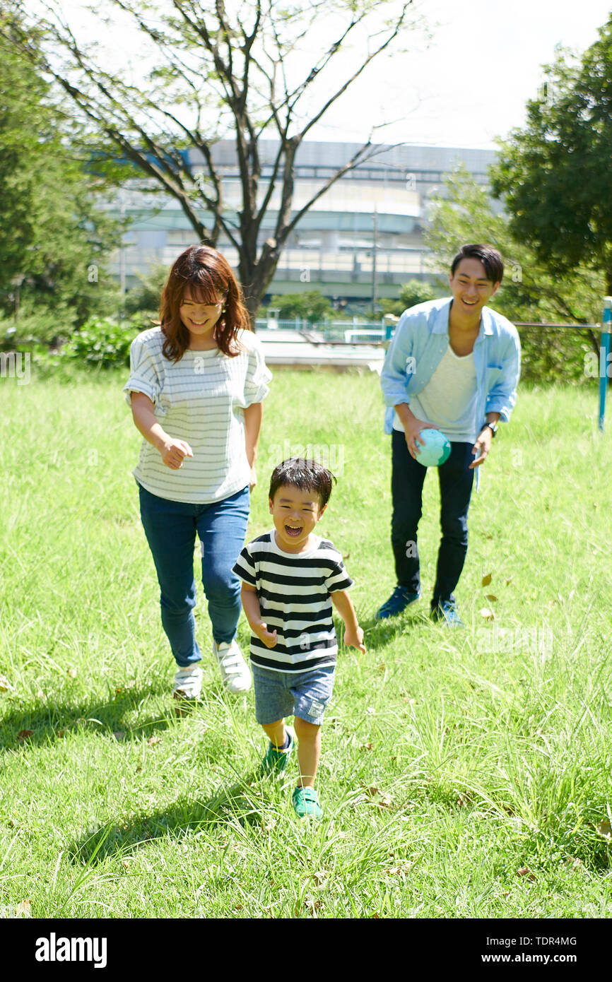 Famiglia giapponese in un parco della città Foto Stock