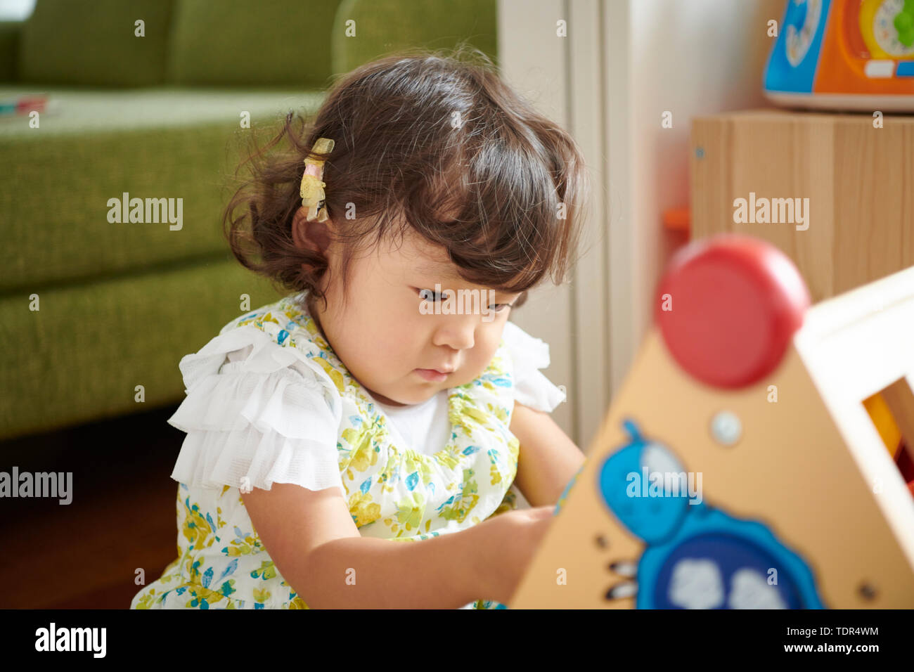 Ragazzo giapponese a casa Foto Stock