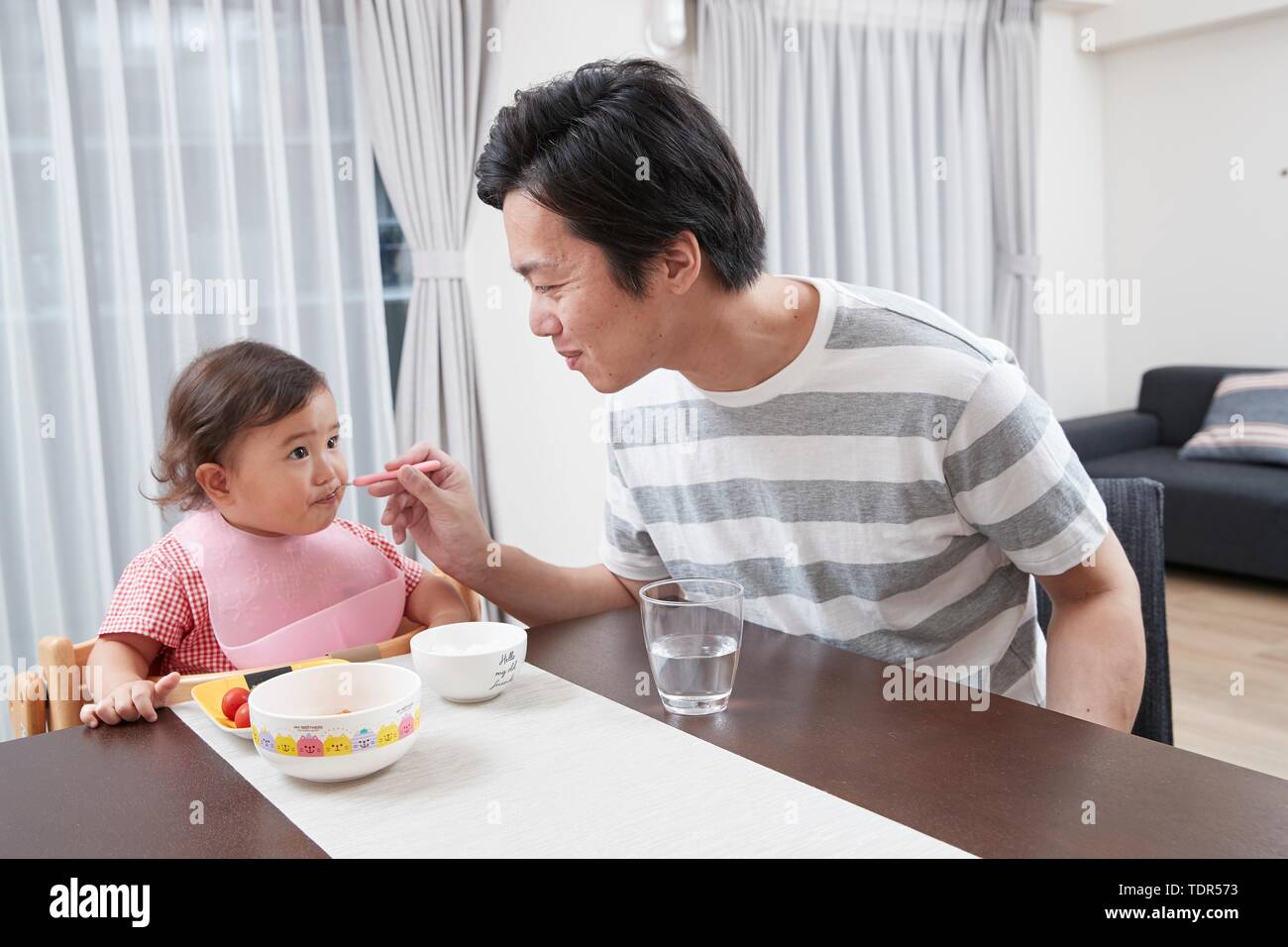 Ragazzo giapponese con il padre a casa Foto Stock