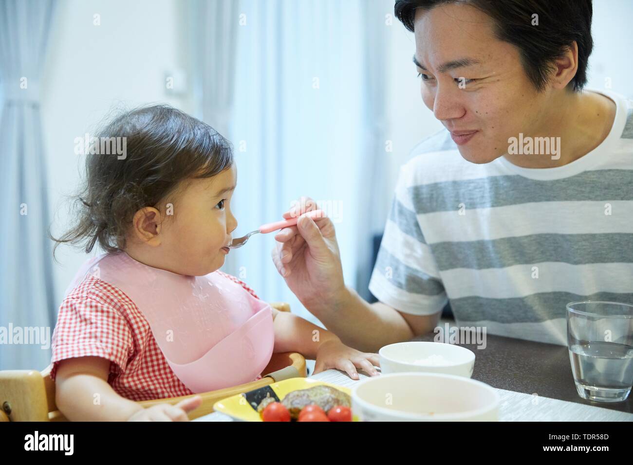 Ragazzo giapponese con il padre a casa Foto Stock