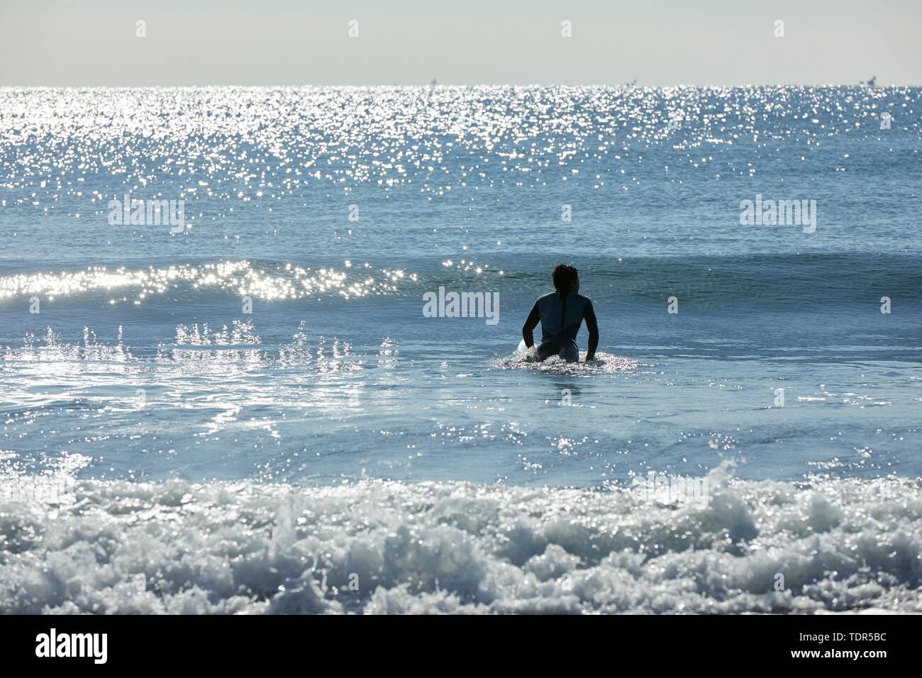 Surfista giapponese presso la spiaggia Foto Stock