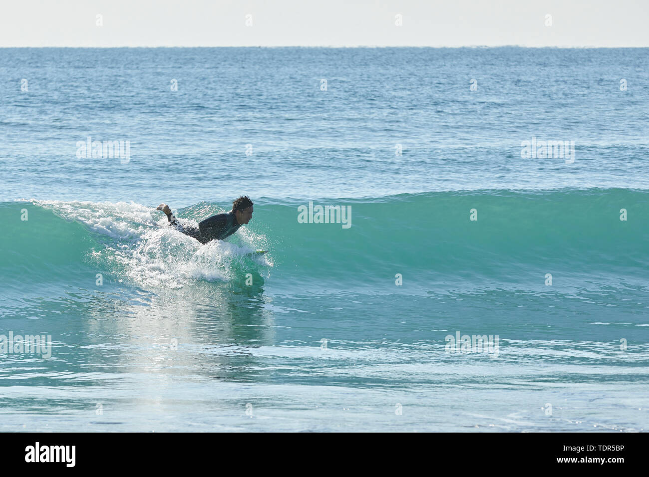 Surfista giapponese presso la spiaggia Foto Stock