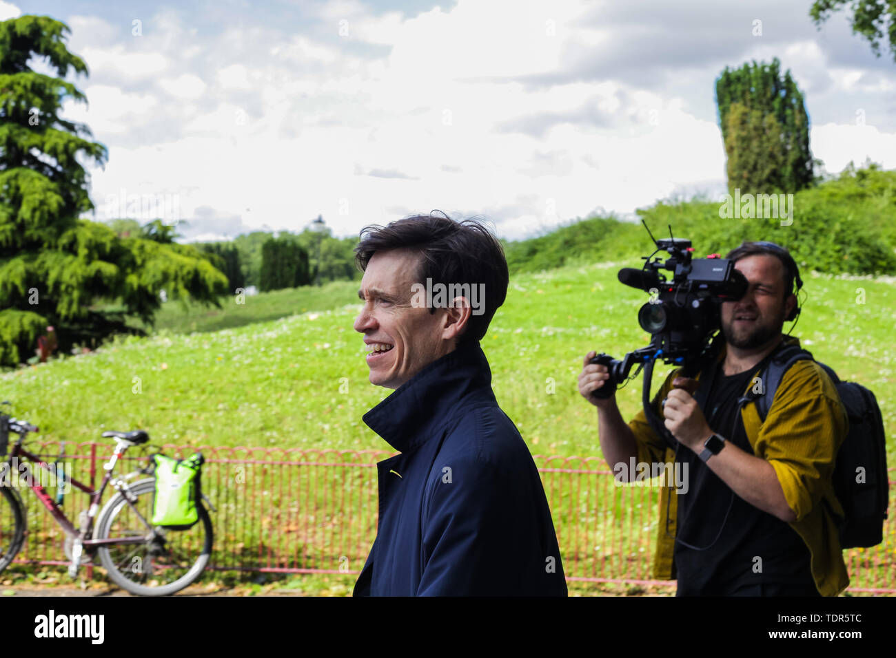 London, Regno Unito - 14 Giugno 2019: conservatore MP Rory Stewart continua la sua campagna di leadership, parlando con il pubblico in Battersea. Foto Stock