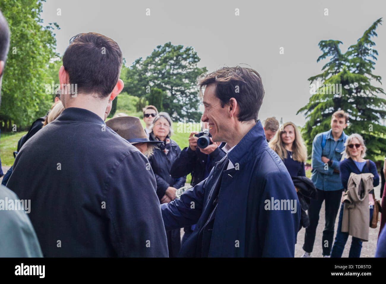 London, Regno Unito - 14 Giugno 2019: conservatore MP Rory Stewart continua la sua campagna di leadership, parlando con il pubblico in Battersea. Foto Stock