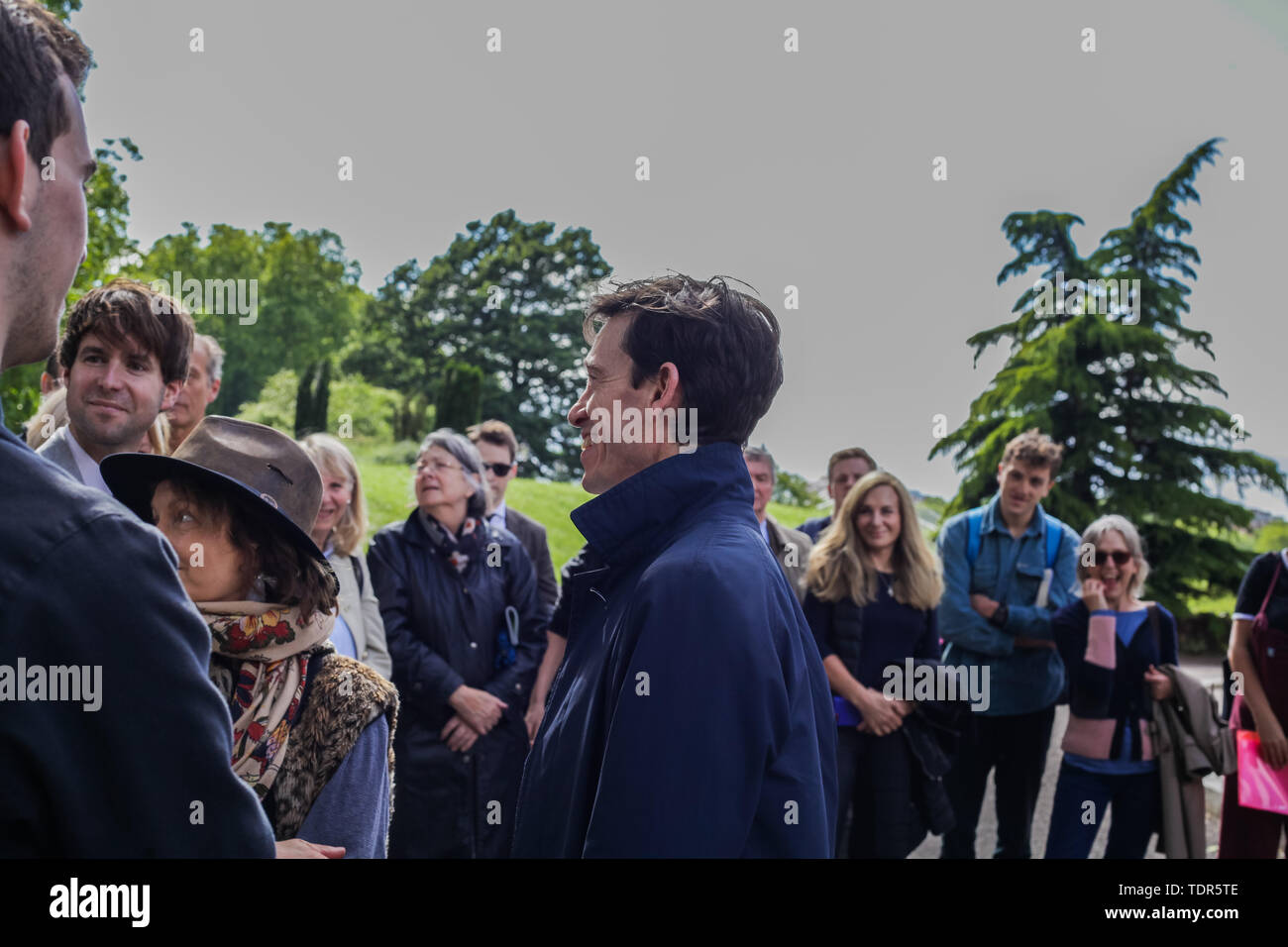London, Regno Unito - 14 Giugno 2019: conservatore MP Rory Stewart continua la sua campagna di leadership, parlando con il pubblico in Battersea. Foto Stock