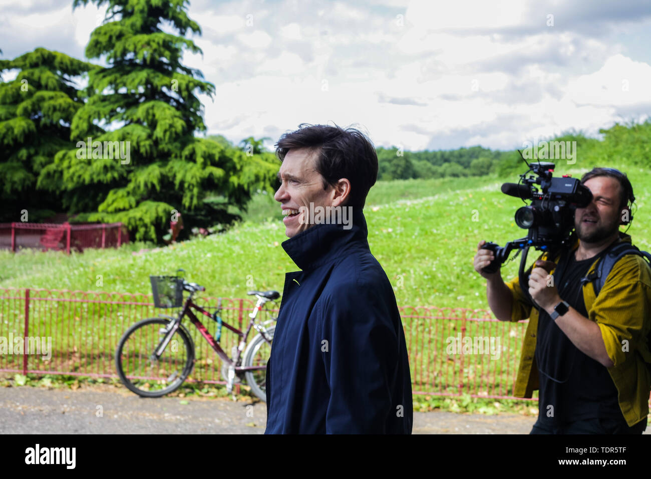 London, Regno Unito - 14 Giugno 2019: conservatore MP Rory Stewart continua la sua campagna di leadership, parlando con il pubblico in Battersea. Foto Stock