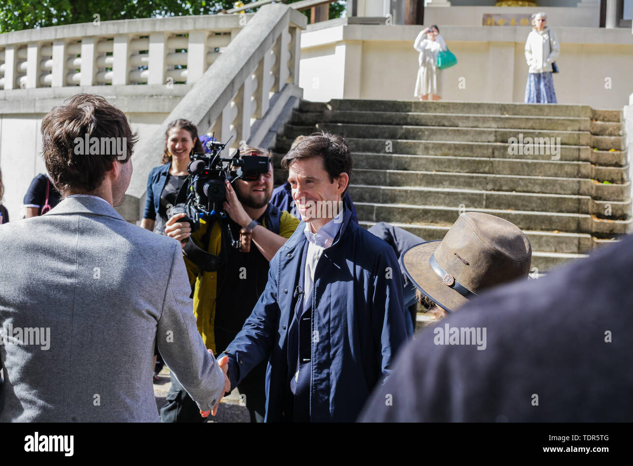 London, Regno Unito - 14 Giugno 2019: conservatore MP Rory Stewart continua la sua campagna di leadership, parlando con il pubblico in Battersea. Foto Stock