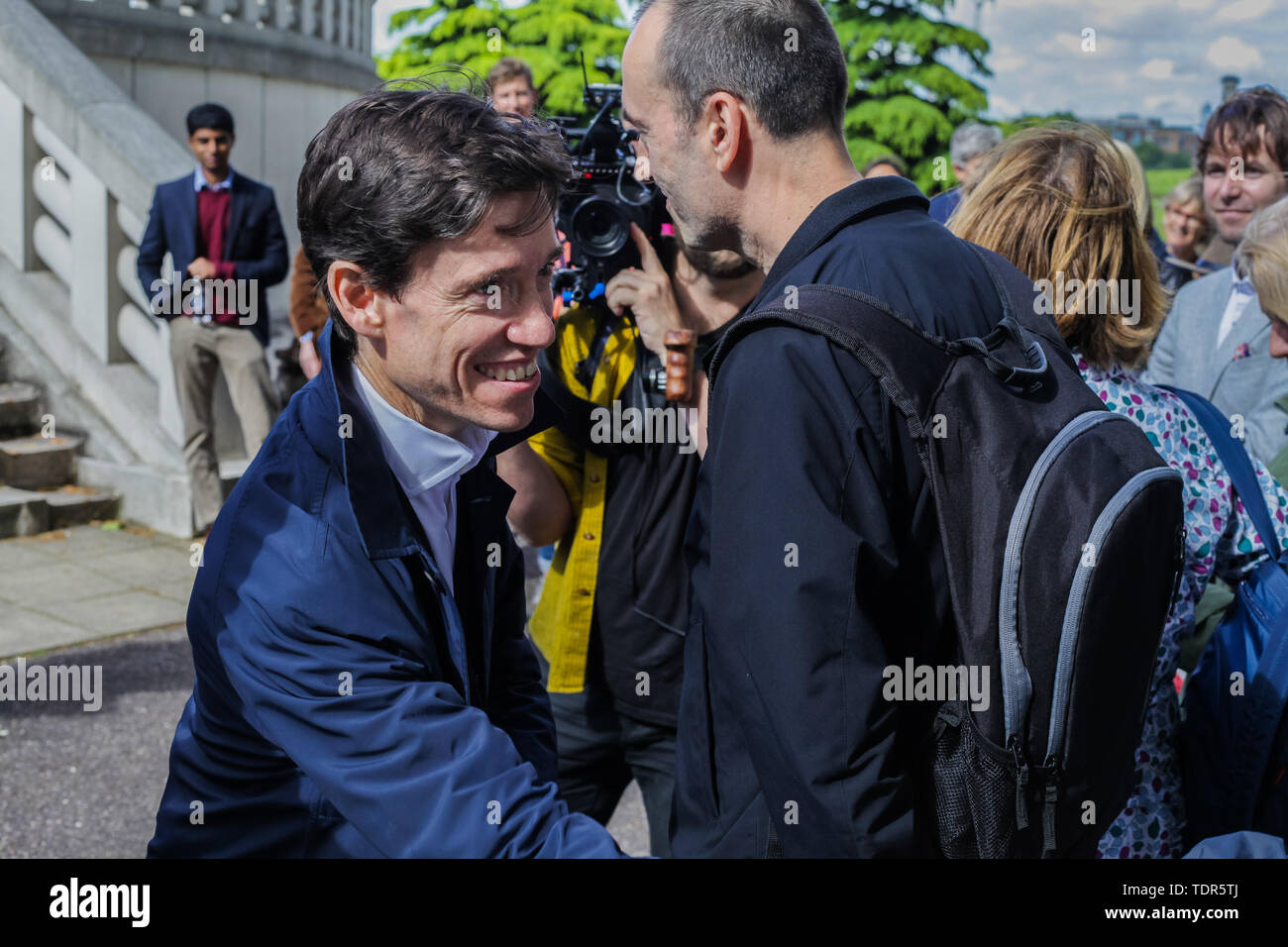London, Regno Unito - 14 Giugno 2019: conservatore MP Rory Stewart continua la sua campagna di leadership, parlando con il pubblico in Battersea. Foto Stock