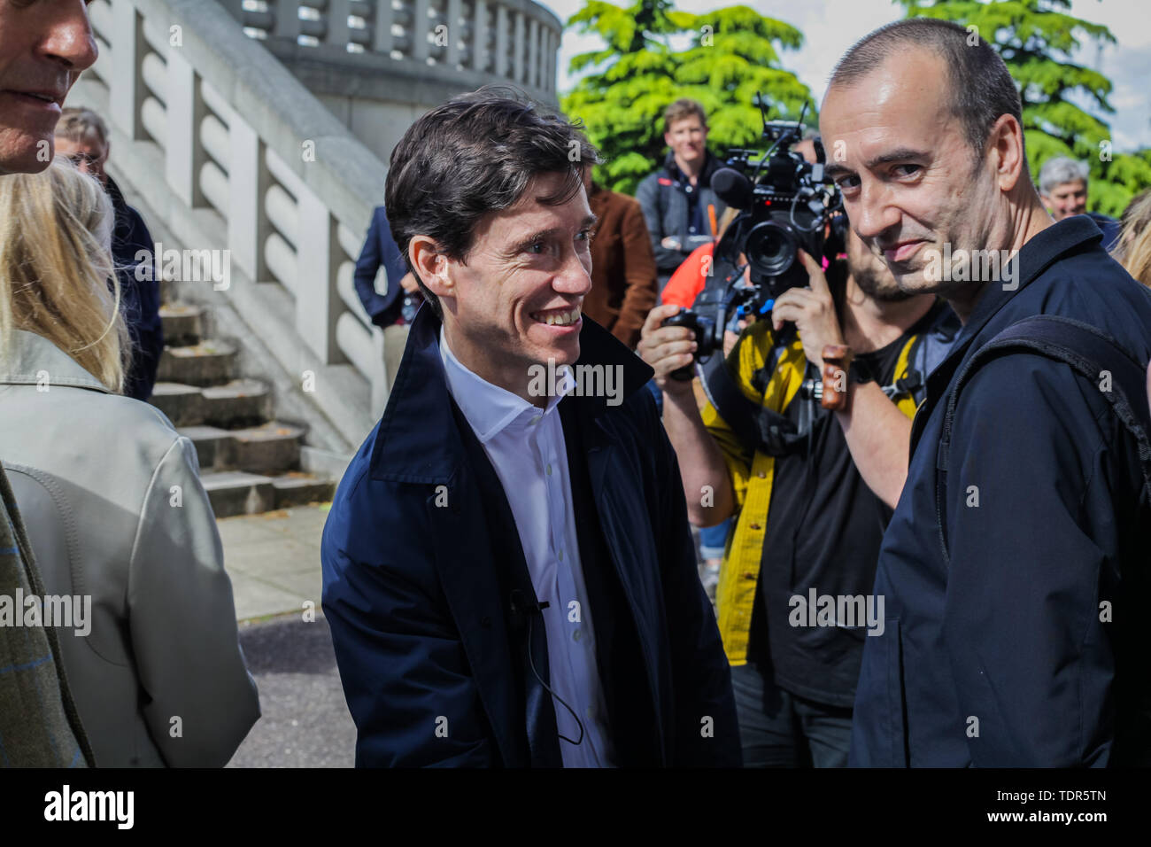 London, Regno Unito - 14 Giugno 2019: conservatore MP Rory Stewart continua la sua campagna di leadership, parlando con il pubblico in Battersea. Foto Stock