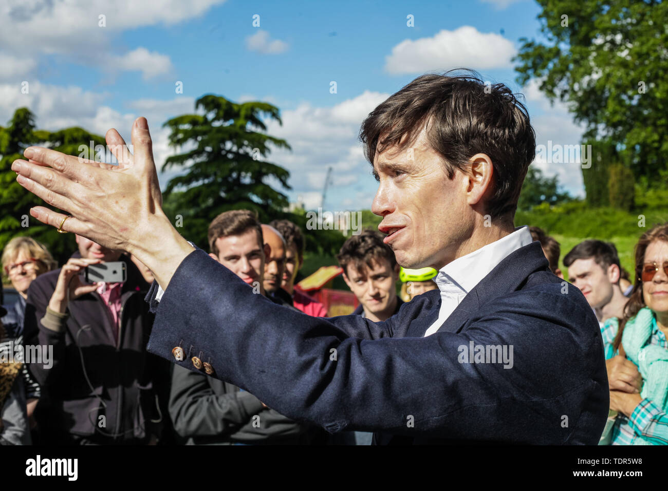 London, Regno Unito - 14 Giugno 2019: conservatore MP Rory Stewart continua la sua campagna di leadership, parlando con il pubblico in Battersea. Foto Stock