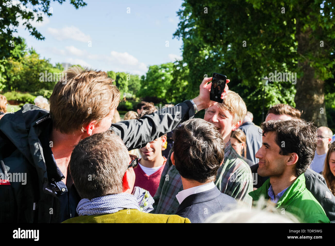 London, Regno Unito - 14 Giugno 2019: conservatore MP Rory Stewart continua la sua campagna di leadership, parlando con il pubblico in Battersea. Foto Stock