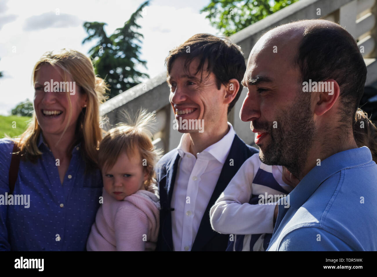 London, Regno Unito - 14 Giugno 2019: conservatore MP Rory Stewart continua la sua campagna di leadership, parlando con il pubblico in Battersea. Foto Stock