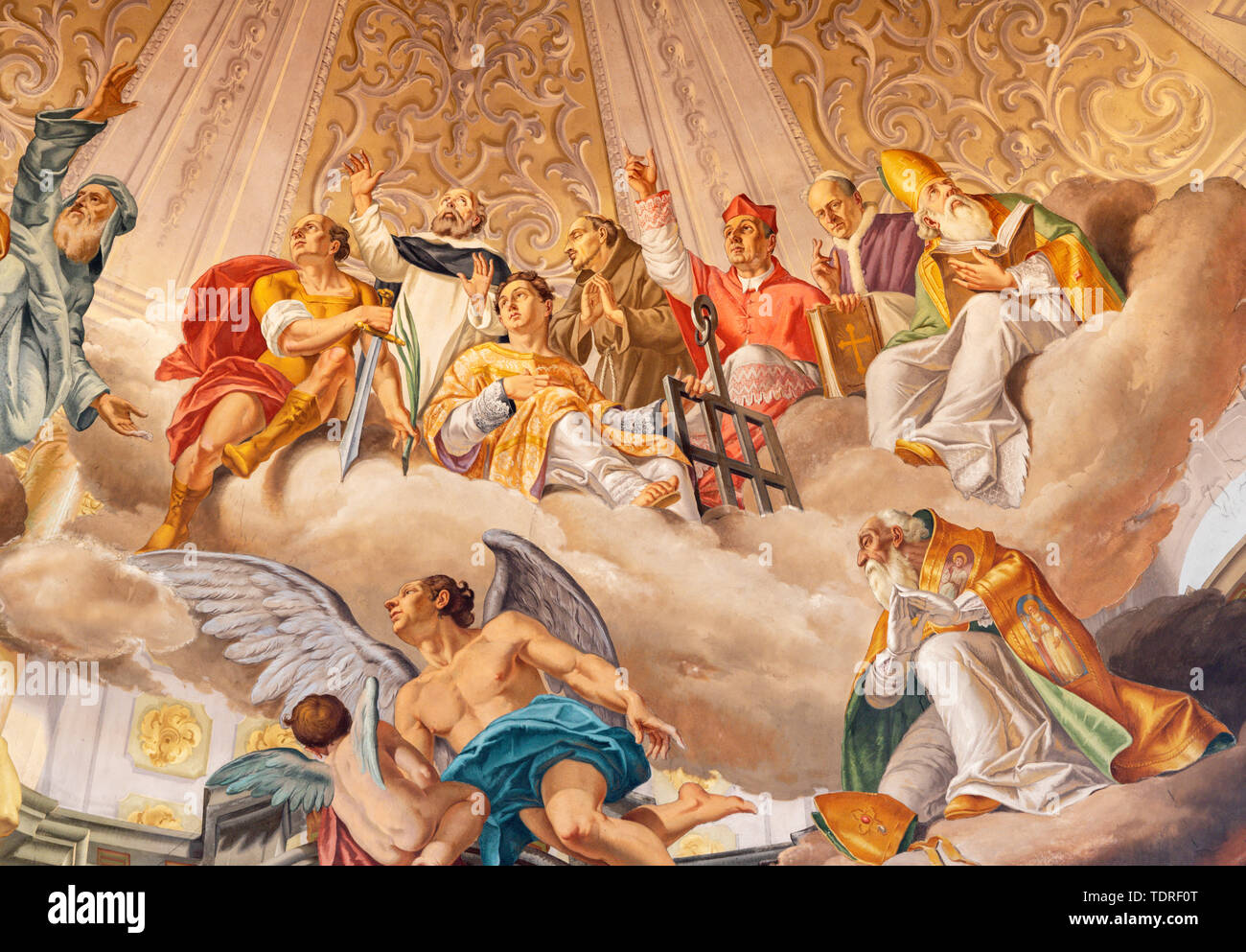 COMO, Italia - 8 Maggio 2015: l'affresco della gloria dei santi uomini come parte della gloria di Cristo Re affresco nella Chiesa Santuario del Santissimo Crocifisso. Foto Stock