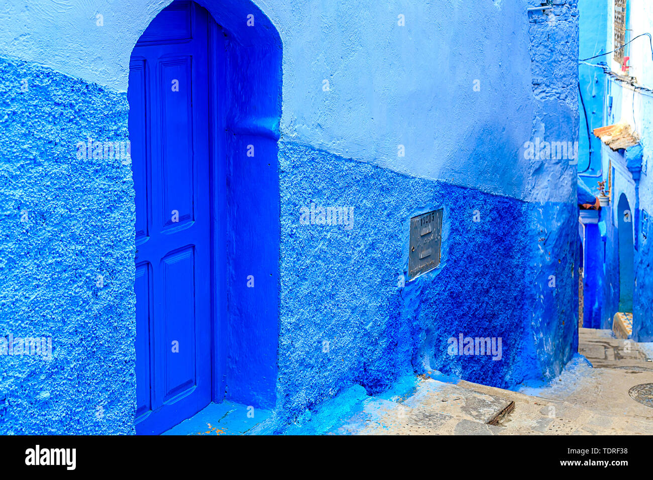 Chefchaouen, una città con blue case dipinte. Una città con strette, bella, strade blu. Le scale conducono. Chefchaouen, Marocco, Africa Foto Stock