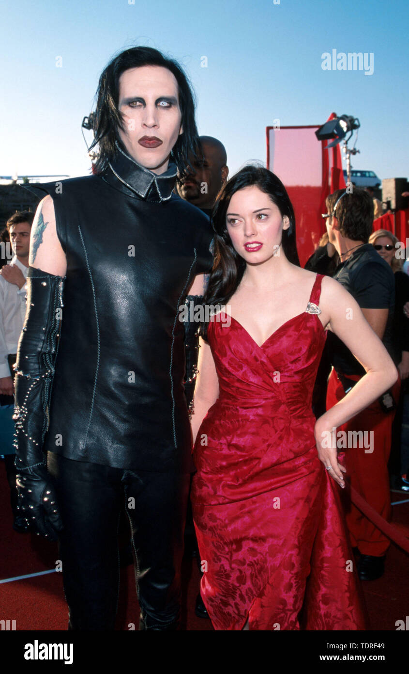 Jun 05, 1999; Los Angeles, CA, Stati Uniti d'America; Marilyn Manson & ROSE MCGOWAN @ 1999 MTV Movie Awards.. (Credito Immagine: Â© Chris Delmas/ZUMA filo) Foto Stock