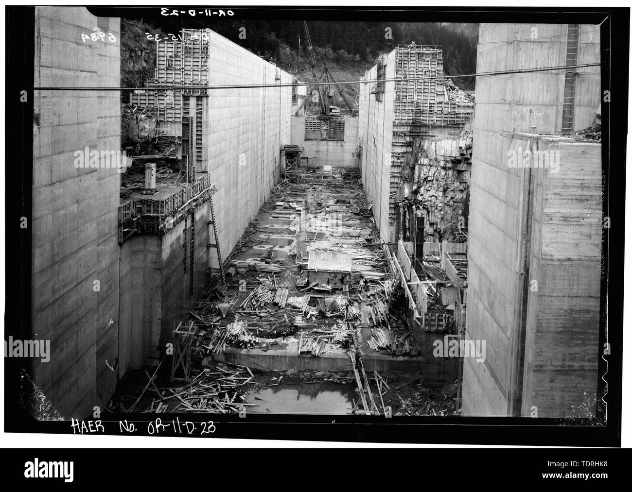 Fotografo sconosciuto 15 ottobre 1935 CAMERA DI BLOCCAGGIO vicino al completamento, che mostra i progressi compiuti sulla parte inferiore porta cavità. - Progetto Bonneville, navigazione Lock n. 1, Oregon riva del fiume Columbia vicino al primo e potente di Bonneville, contea di Multnomah, o Foto Stock