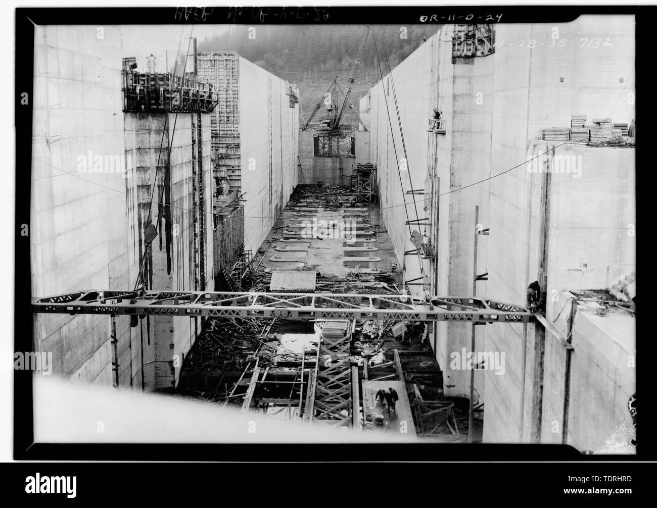 Fotografo sconosciuto 28 novembre 1935 CAMERA DI BLOCCAGGIO vicino al completamento, mostrando il riempimento e lo svuotamento di porte nel pavimento e immissione in commercio dei registri di arresto nella parte inferiore porta cavità. - Progetto Bonneville, navigazione Lock n. 1, Oregon riva del fiume Columbia vicino al primo e potente di Bonneville, contea di Multnomah, o Foto Stock