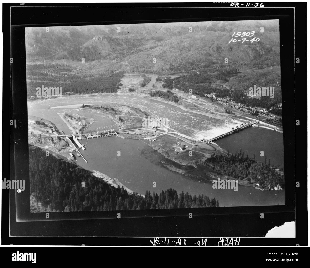 Fotografo sconosciuto 7 ottobre 1940 Vista aerea del progetto Bonneville guardando ad ovest. - Progetto Bonneville, Columbia River, 1 miglio a nord-est di uscita 40, al di fuori della Interstate 84, Bonneville, Multnomah County, o Foto Stock