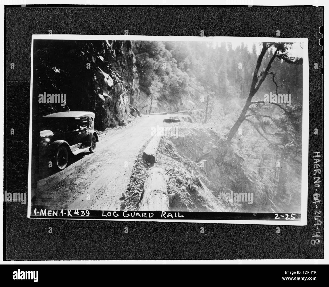 Fotografo sconosciuto Febbraio 1925 MENDOCINO COUNTY, sezione K, HIGHWAY 1. 1-uomini-1-K -39, LOG GUARD RAIL, 2-25. - Redwood National e parchi statali strade, costa della California da Crescent City a Trinidad, Crescent City, Del Norte County, CA Foto Stock