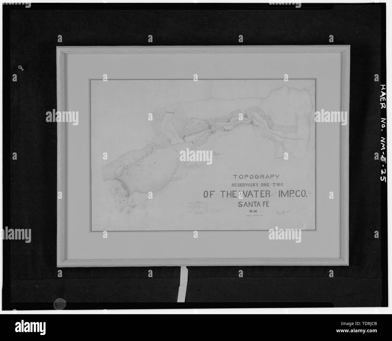 Copia fotografica del 1883 di inchiostro e acqua il colore di disegno della vecchia diga di pietra. Originale situato nell'ufficio del direttore del Sangre de Cristo Acqua Società. - Due miglia di serbatoio, Santa Fe River, intersezione di Canyon e Cerro Gordo strade, Santa Fe, Santa Fe County, NM Foto Stock