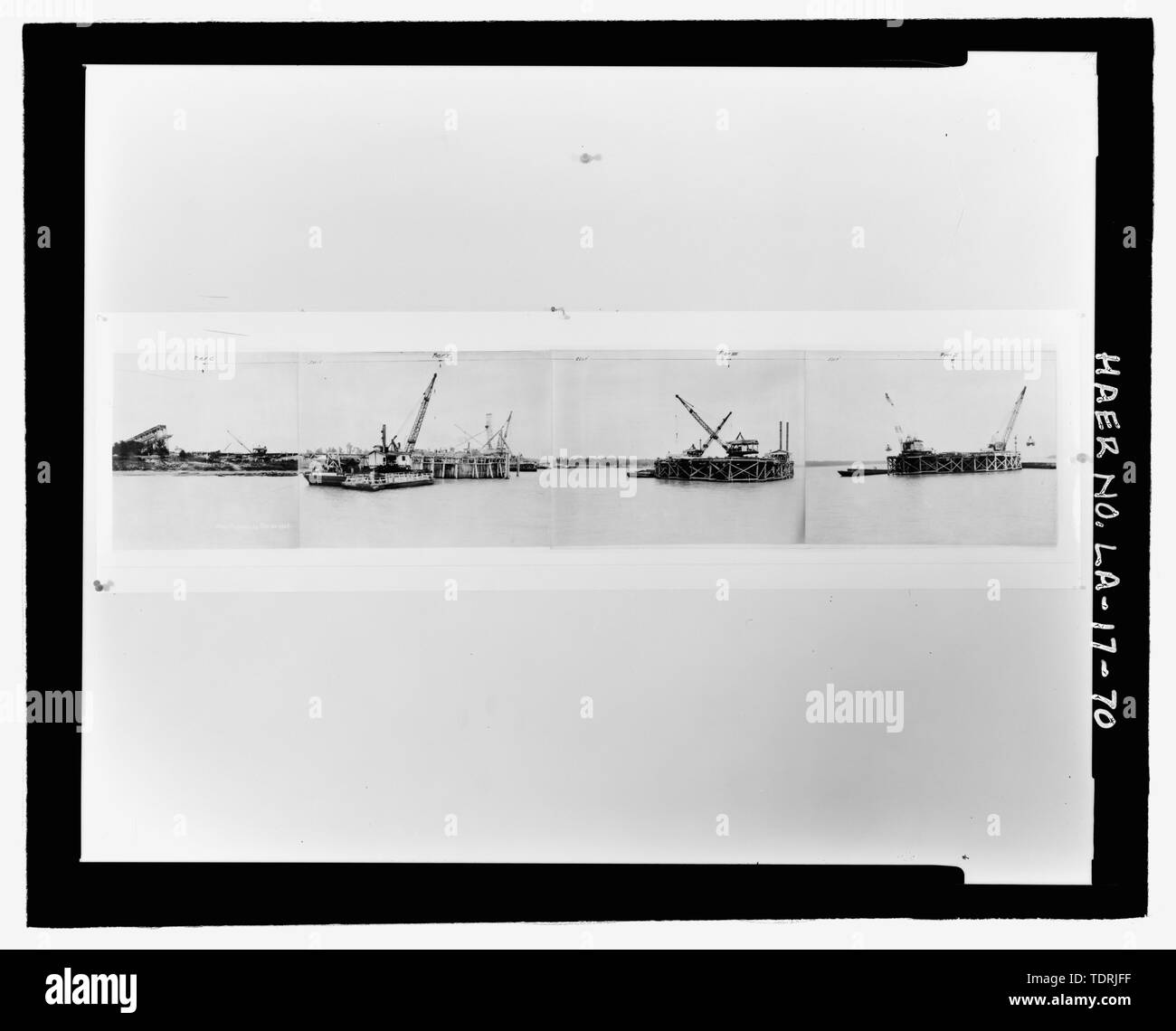 Copia fotografica del 20 ottobre 1933, in bianco e nero studio vista panoramica. Si trova nella cartella 3 del 3 nella casella 15 di 94 presso il Museo Nazionale della Storia Americana, Smithsonian Institution, archivi Center, il lavoro e la Divisione Industria, Washington, D.C., Charles L. Frank, fotografo, le fatturazioni Studio.; 20 OTTOBRE STUDIO VISTA PANORAMICA PARTE UNO DI DUE DI TUTTO IL PONTE PILONI IN COSTRUZIONE GUARDANDO VERSO IL BASSO FLUSSO dalla sponda est sulla sinistra verso West Bank sulla destra. - Huey P. lungo ponte, spanning del fiume Mississippi a circa metà strada tra nove e dodici punti miglia a monte ed a ovest di Foto Stock