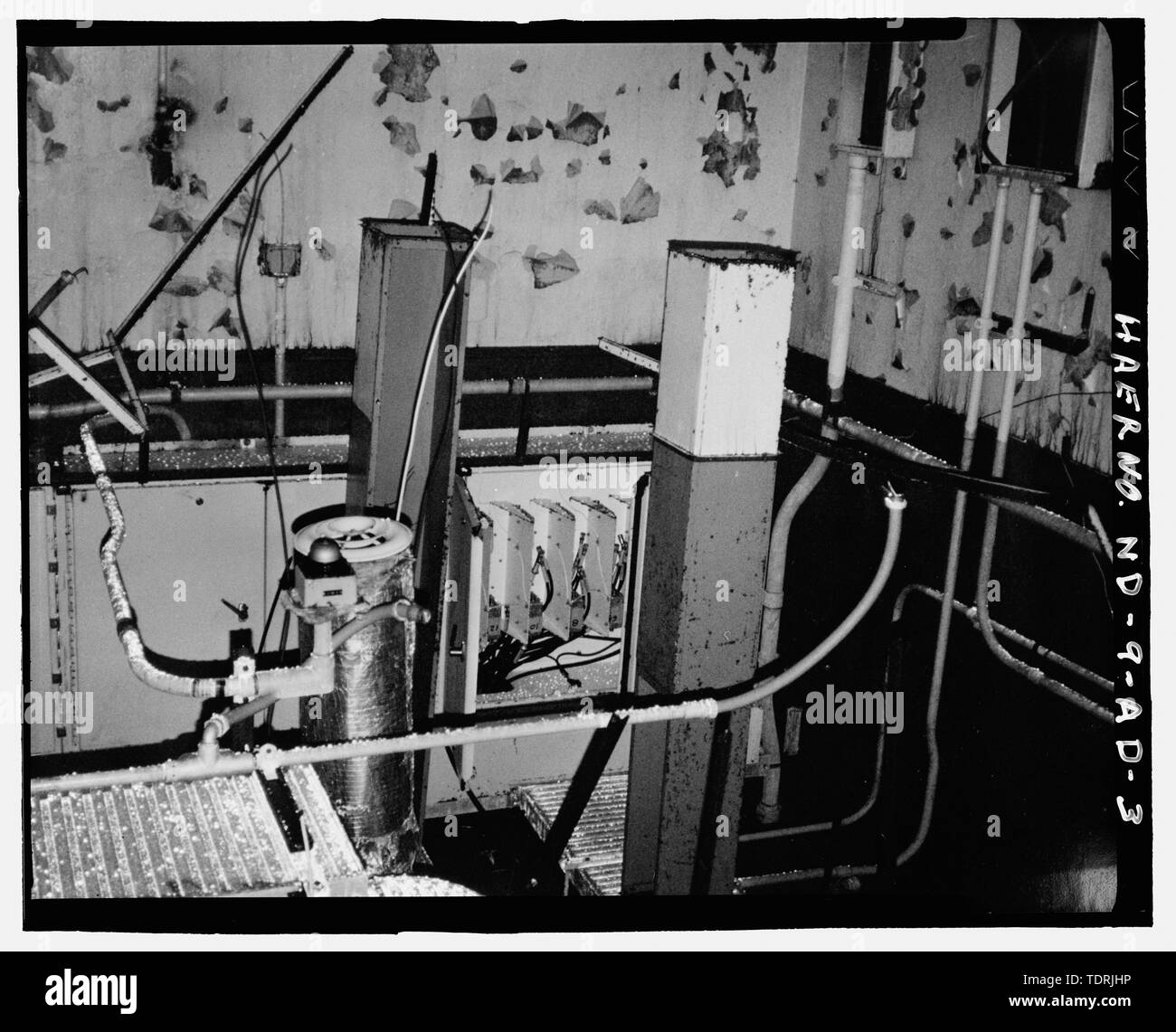 Copia fotografica di una fotografia, del giugno 1993 (Originale stampa in possesso di CSSD-ho, Huntsville, AL). Gerald Greenwood, fotografo. Interno del Remote Launch Operations Building, camera sconosciuta, dimostrando il risultato del recupero di operazioni. Nota i pannelli del soffitto sono stati rimossi - Stanley R. Mickelsen complesso di salvaguardia, Remote Launch Operations Building, vicino alla strada di servizio di uscire dalla strada Patrol, Nekoma, Cavalier County, ND Foto Stock