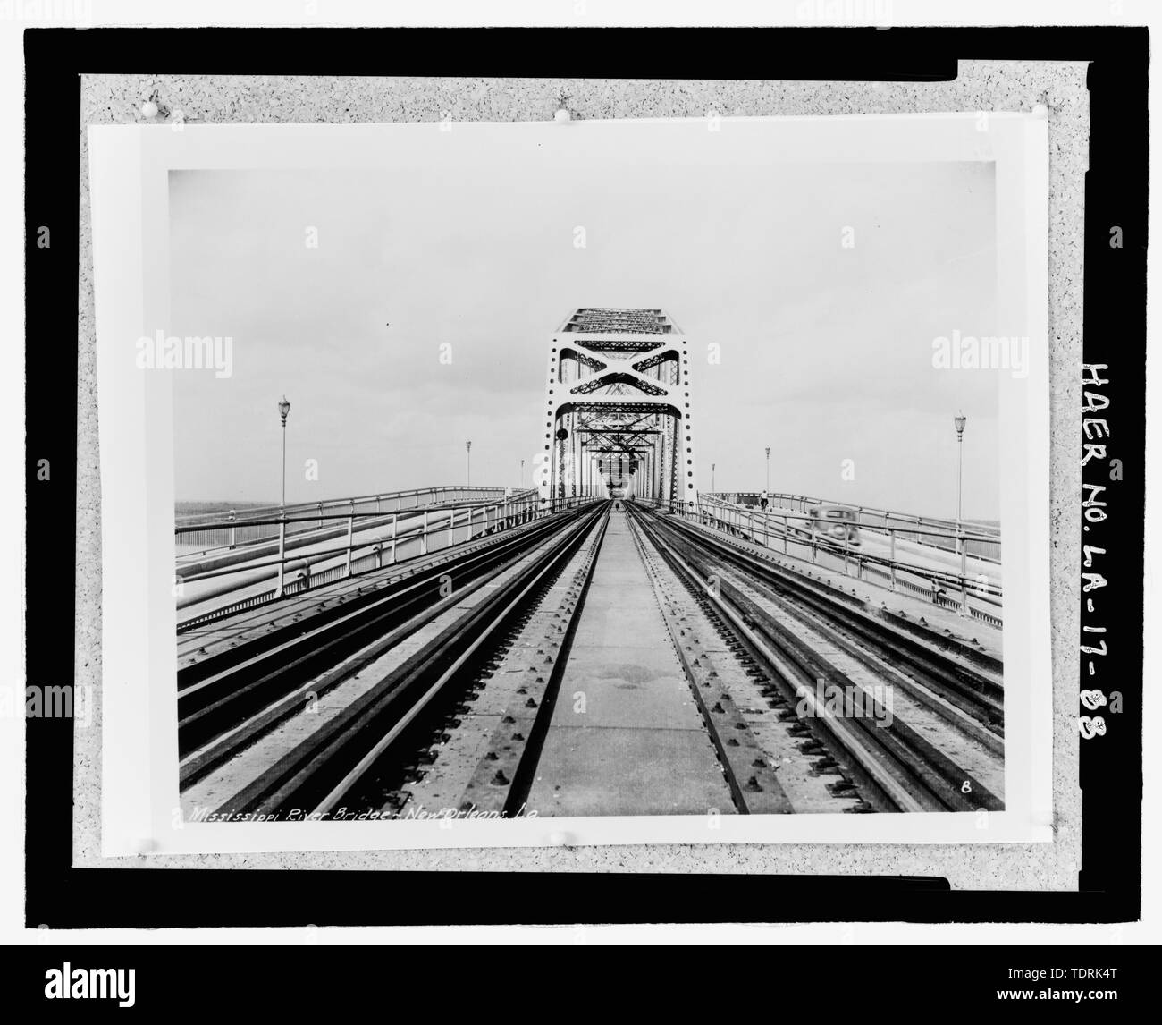 Copia fotografica di circa 1935, bianco e nero, 10E-148; x 14E-148; fotografia. Situato nella casella 14 di Huey P. lungo ponte cartella (maggiore di New Orleans), presso il Museo Nazionale della Storia Americana, Smithsonian Institution, archivi Center, il lavoro e la Divisione Industria, Washington D.C. Fotografo originale sconosciuto.; fotografia del ponte completata adottate nel centro guardando a sud-est a est della banca attraverso il singolo traliccio span che mostra periodo di automobili e di donna sulla bicicletta West bound. - Huey P. lungo ponte, spanning del fiume Mississippi a circa metà strada tra nove e dodici miglia a monte punti f Foto Stock