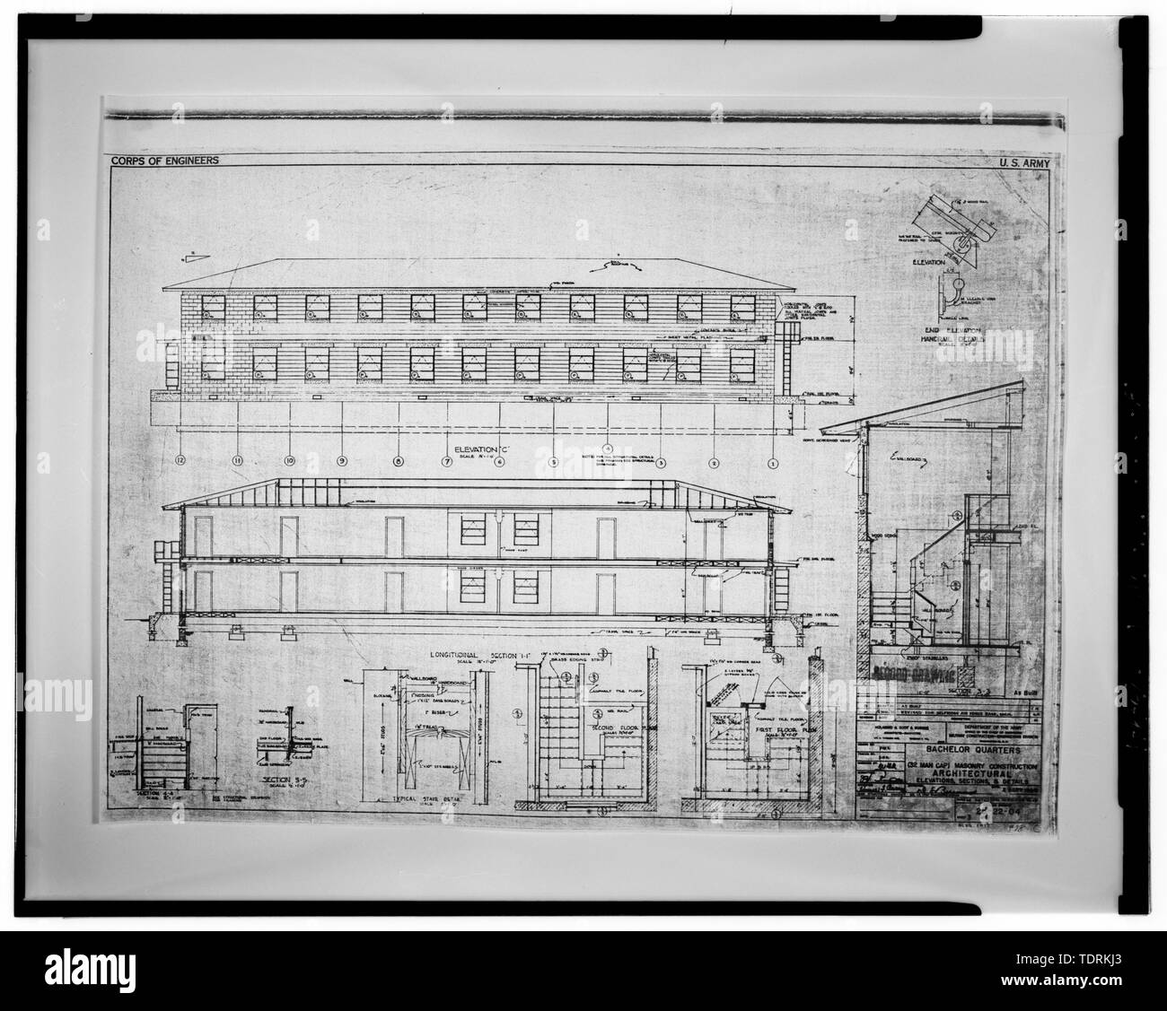 Copia fotografica del disegno di costruzione, datata 30 ottobre 1951, Holabird e radice e Burgee, Architects-Engineers, Chicago, in possesso di base Selfridge Museum, Mt. Clemens, Michigan. Elevazioni, sezioni e dettagli, foglio 3 di 9, disegno n. 25-22-04. - Selfridge Campo, Edifici n. 1012, 1015, 1016, 1017, Doolittle di auto a sud di B Street, Mount Clemens di Macomb County, MI Foto Stock